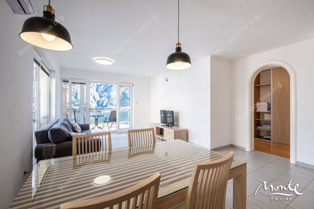 2-bedroom apartment with a sea view and an old building in Muo 09