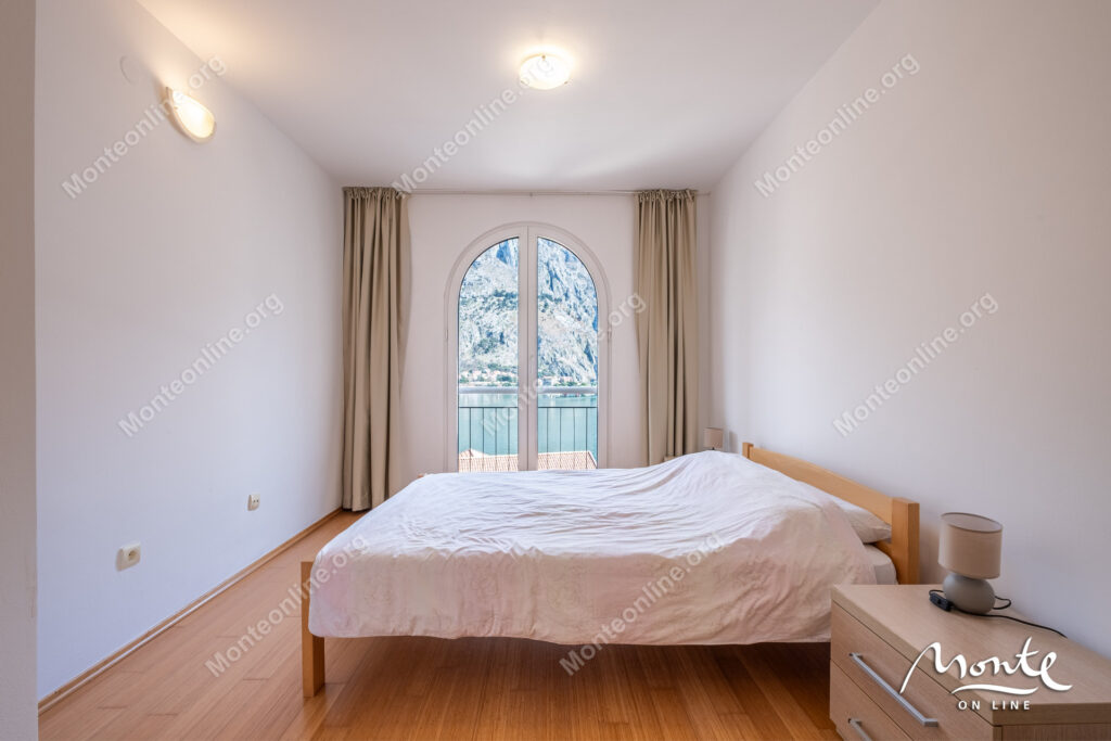 2-bedroom apartment with a sea view and a staryj kotor in muo 12