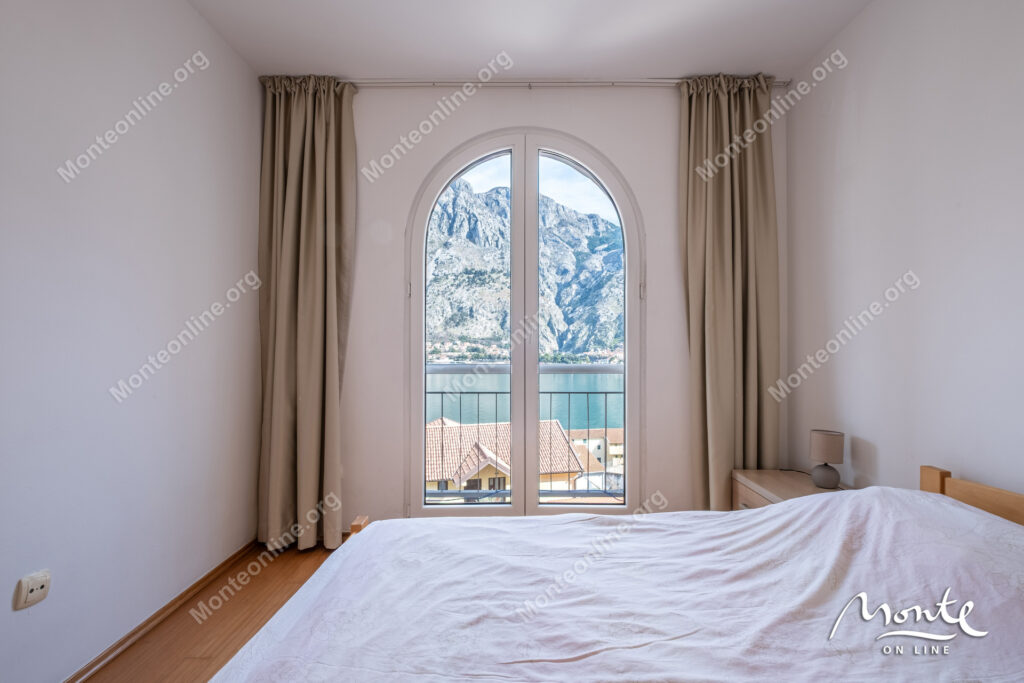 2-bedroom apartment with a sea view and a staryj kotor in muo 13