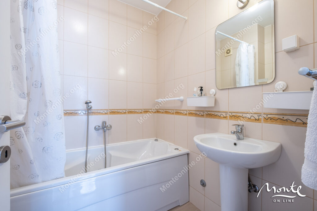 2-bedroom apartment with a sea view and a staryj kotor in muo 16