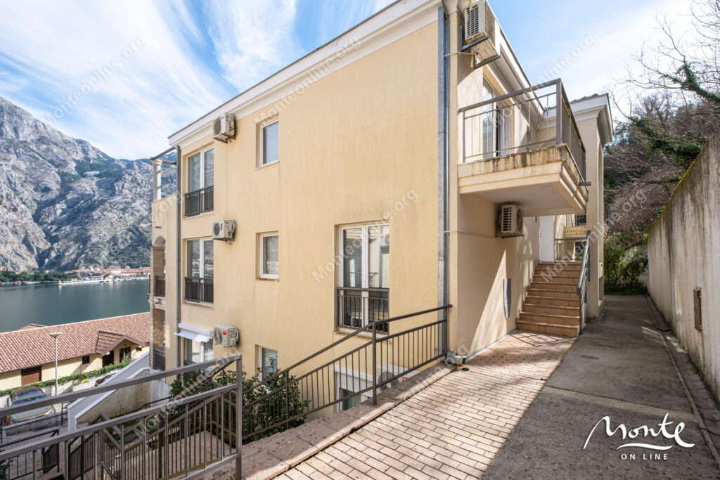 2-bedroom apartment with a sea view and an old house in Muo 18