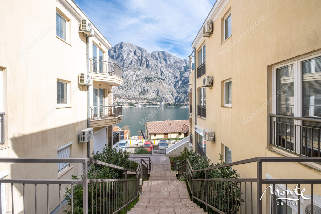 2-bedroom apartment with a sea view and an old building in Muo 19