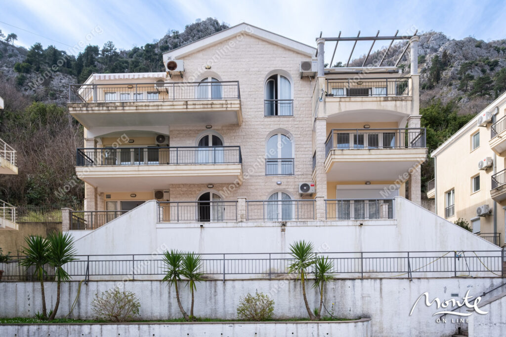 2-bedroom apartment with a sea view and an old building in Muo 21