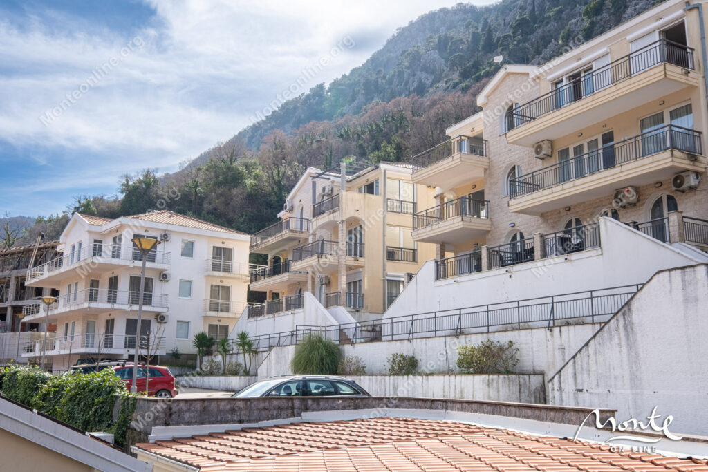 2-bedroom apartment with a sea view and a staryj kotor in muo 22