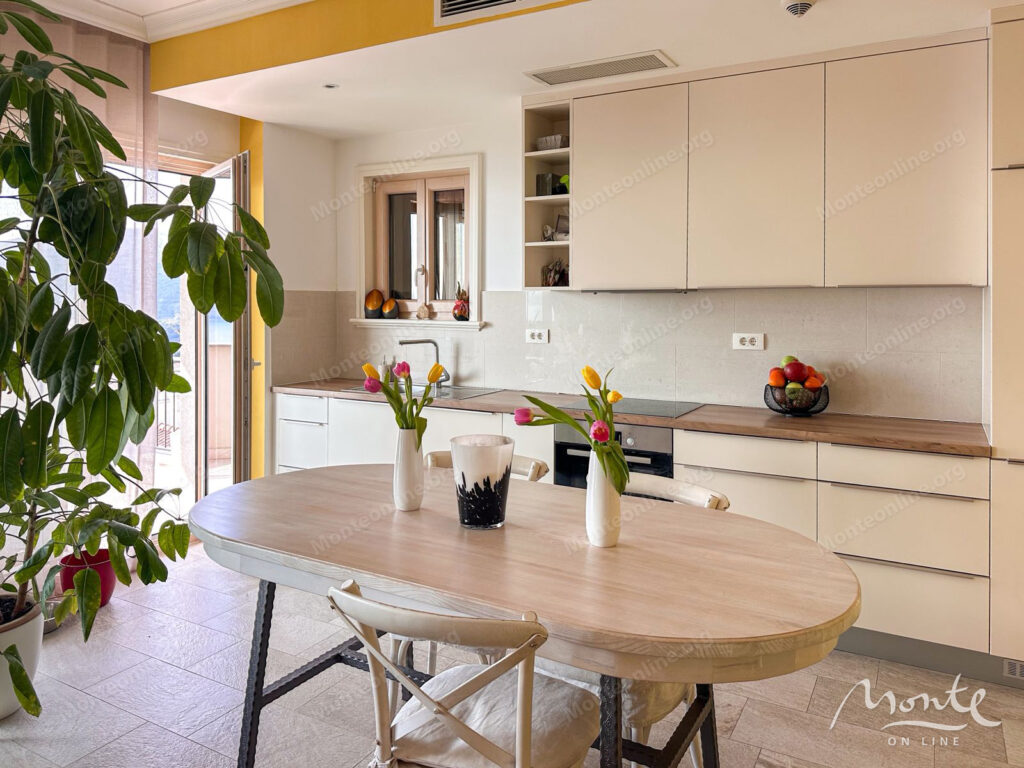 prostornaya elegantnost s vidom na million apartamenty v marina village lustica bay 05