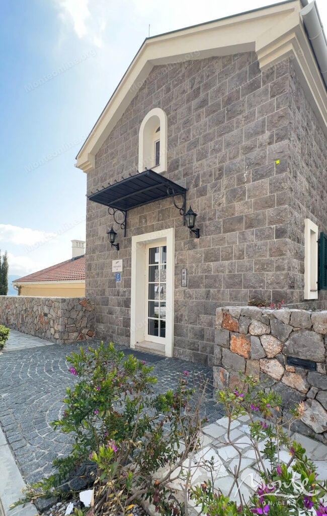 prostornaya elegantnost s vidom na million apartamenty v marina village lustica bay 11