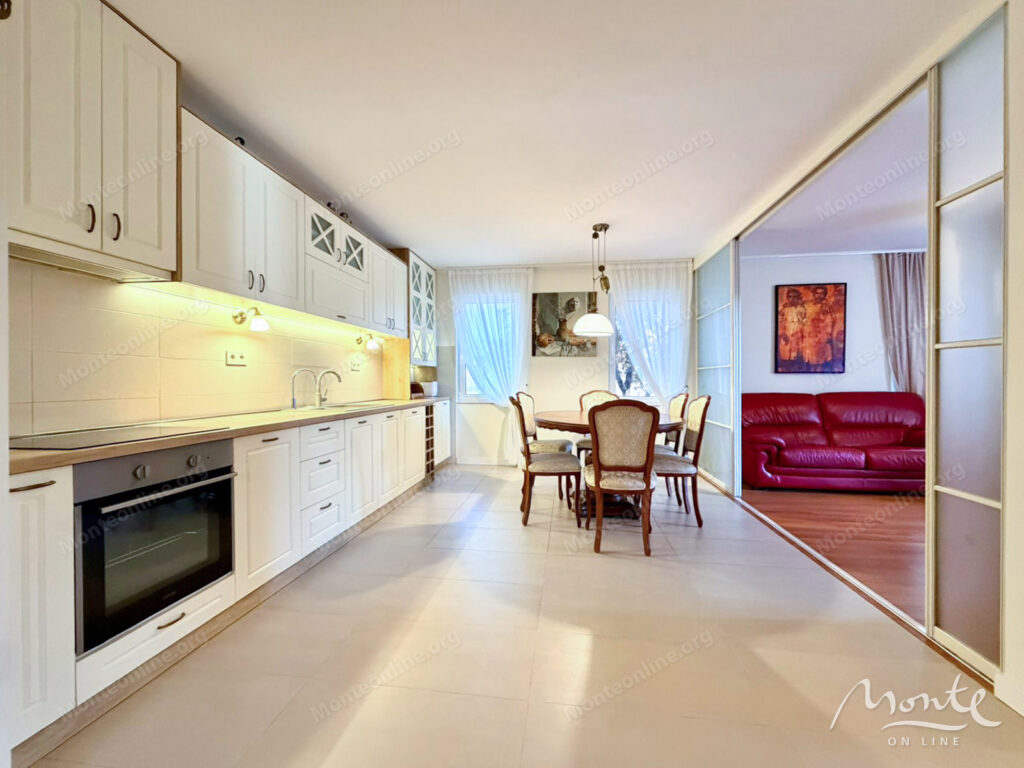 Prostran trosoban stan na pješačkoj udaljenosti od obale u Petrovcu 03