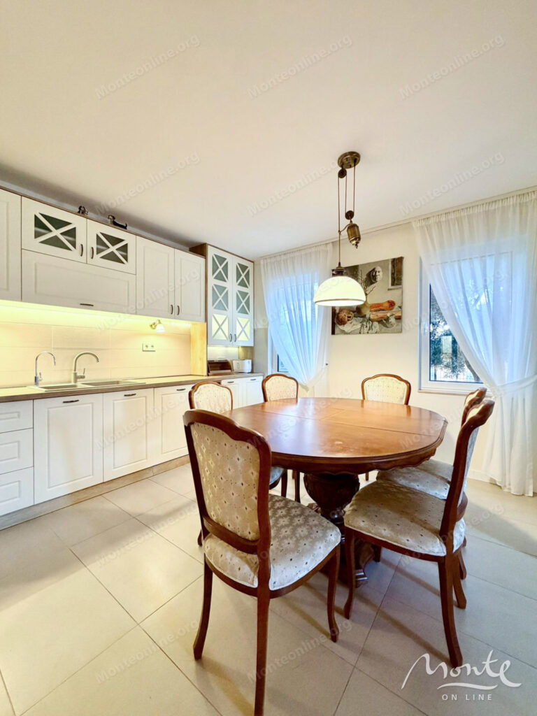 Prostran trosoban stan na pješačkoj udaljenosti od obale u Petrovcu 04