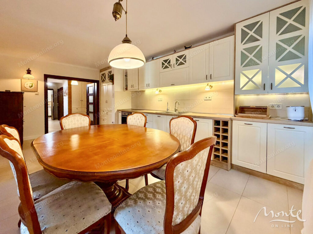 Prostran trosoban stan na pješačkoj udaljenosti od obale u Petrovcu 05