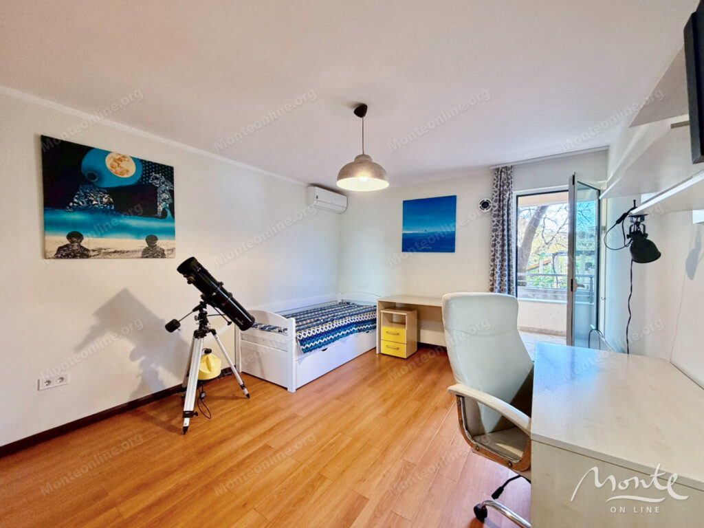 Prostran trosoban stan na pješačkoj udaljenosti od obale u Petrovcu 06