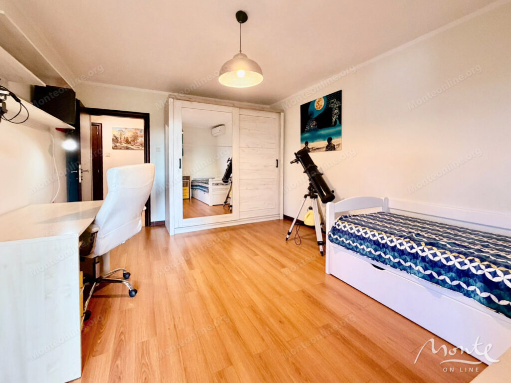 Prostran trosoban stan na pješačkoj udaljenosti od obale u Petrovcu 07