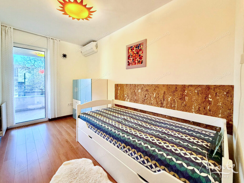 Prostran trosoban stan na pješačkoj udaljenosti od obale u Petrovcu 08