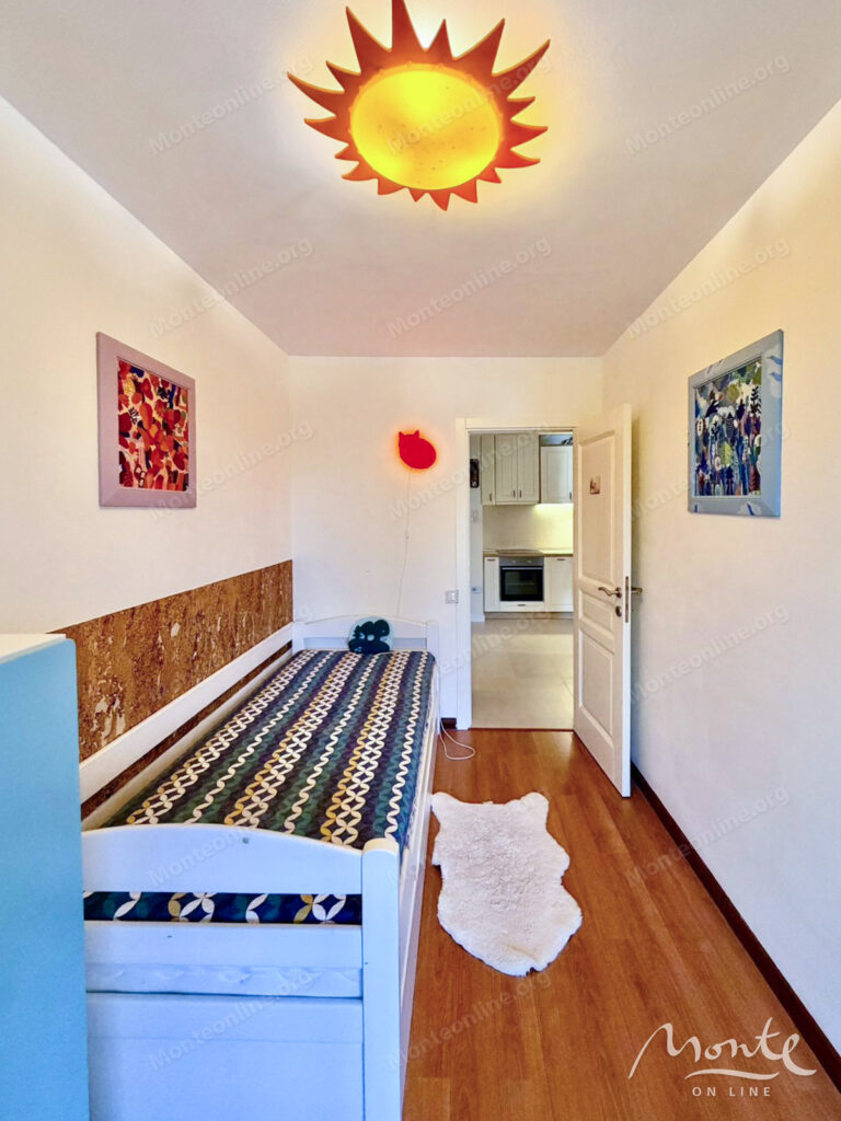 Prostran trosoban stan na pješačkoj udaljenosti od obale u Petrovcu 09