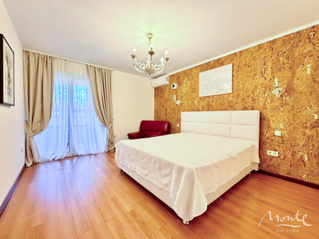 Prostran trosoban stan na pješačkoj udaljenosti od obale u Petrovcu 10