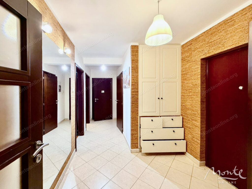 Prostran trosoban stan na pješačkoj udaljenosti od obale u Petrovcu 12