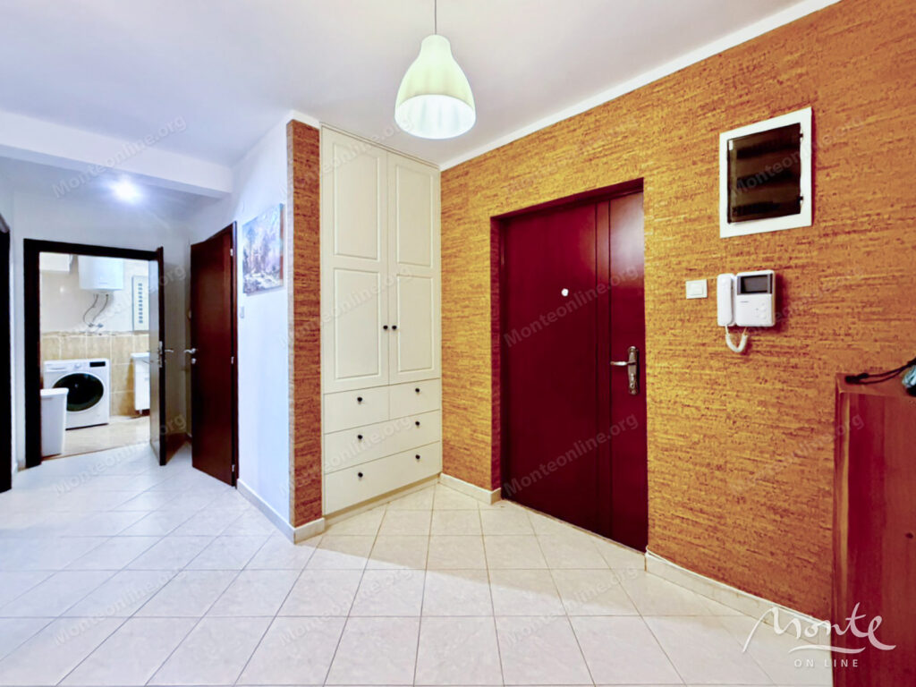 Prostran trosoban stan na pješačkoj udaljenosti od obale u Petrovcu 13