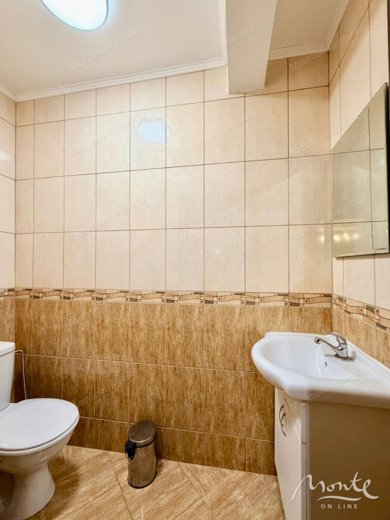 Prostran trosoban stan na pješačkoj udaljenosti od obale na adresi Petrovac 14