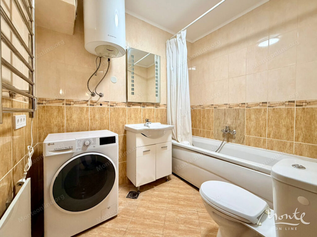 Prostran trosoban stan na pješačkoj udaljenosti od obale u Petrovcu 15