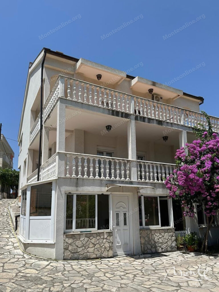 prostornyj semejnyj dom s bassejnom v bare 01