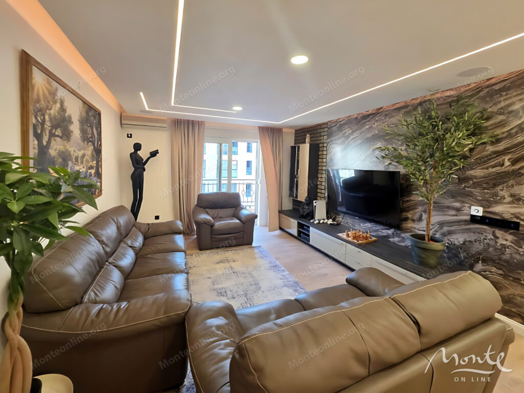 Luksuzni trosobni stan 300 metara od mora u Bečićima 01