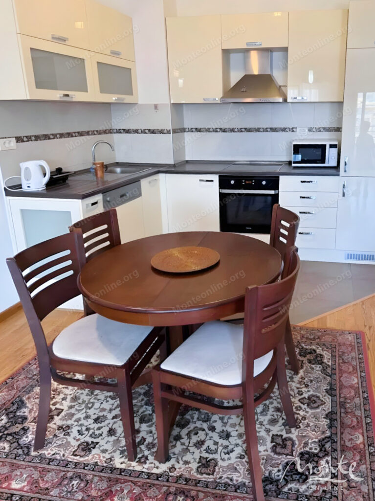 svetlaya kvartira s 1 spalnej v czentre podgoriczy rajon city kvart 03