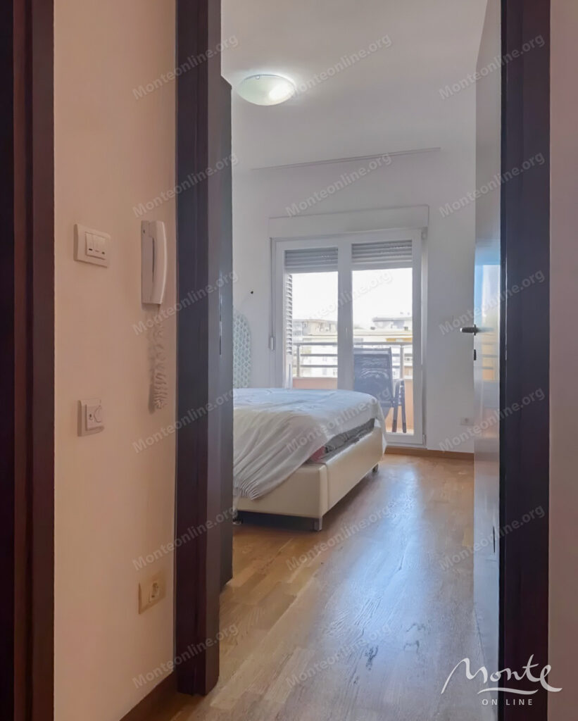 svetlaya kvartira s 1 spalnej v czentre podgoriczy rajon city kvart 04