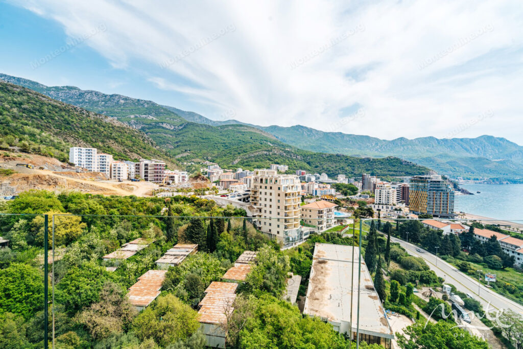 svetlaya kvartira s 2 spalnyami v komplekse skyline resort bechichi 01