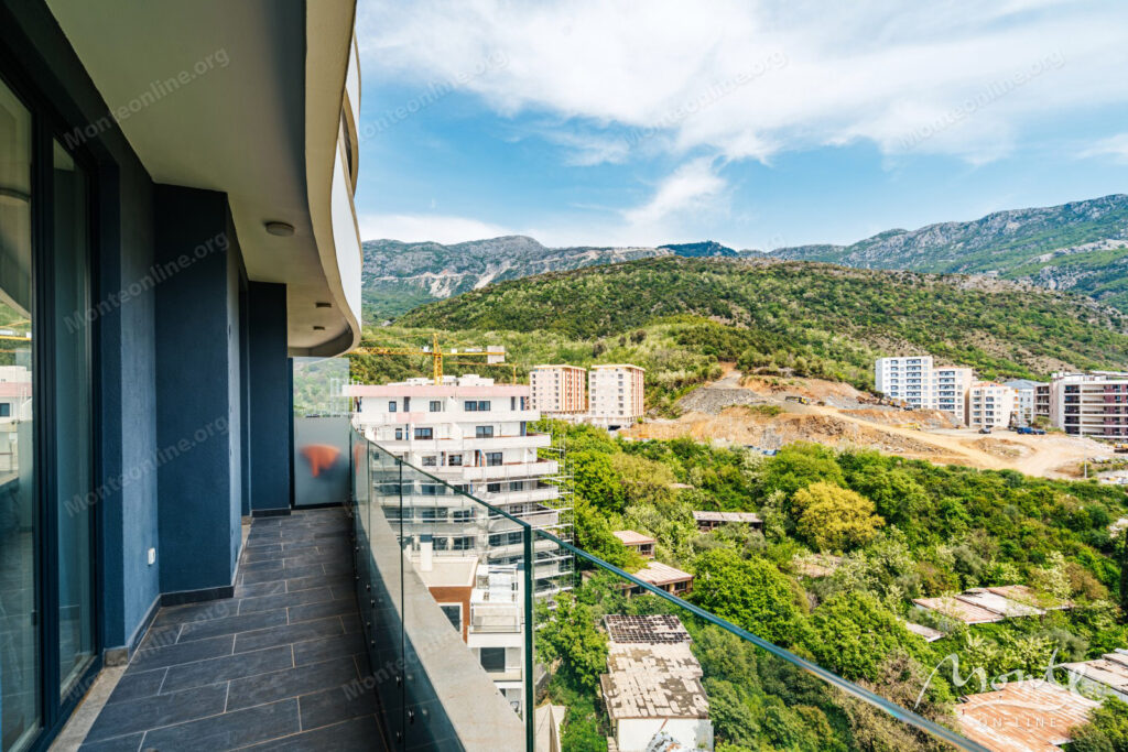 svetlaya kvartira s 2 spalnyami v komplekse skyline resort bechichi 02