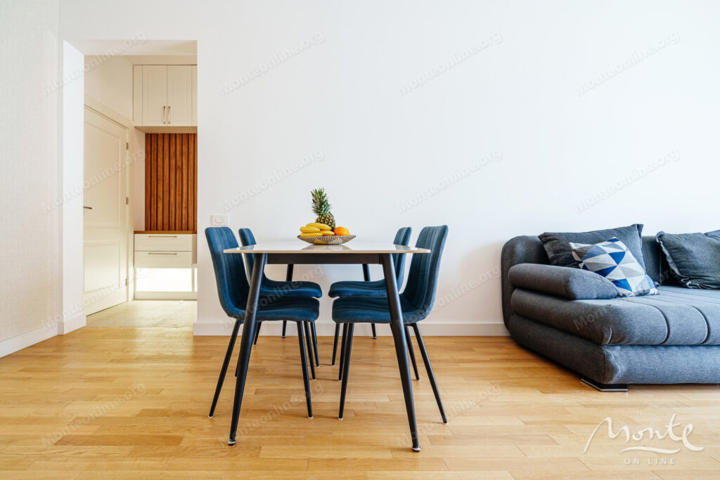 svetlaya kvartira s 2 spalnyami v komplekse skyline resort bechichi 05