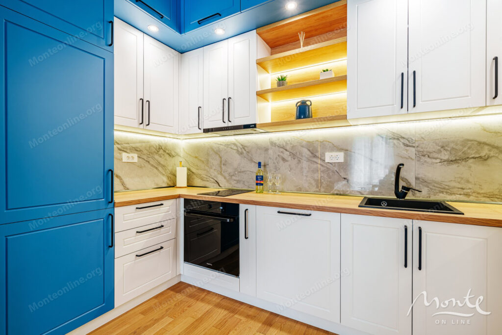 svetlaya kvartira s 2 spalnyami v komplekse skyline resort bechichi 06