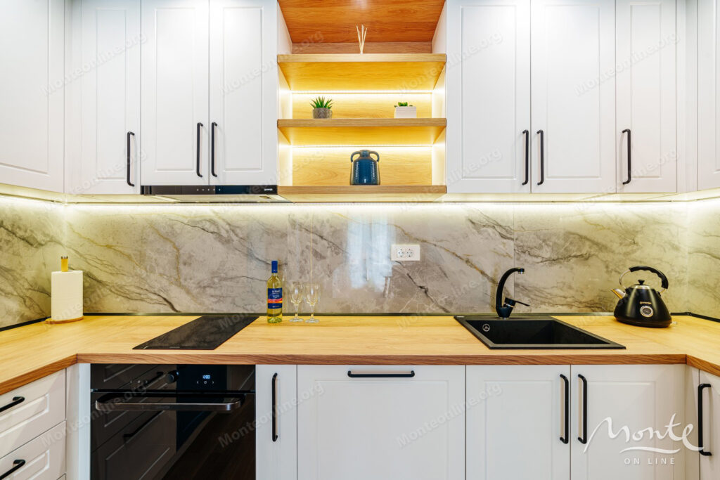 svetlaya kvartira s 2 spalnyami v komplekse skyline resort bechichi 07