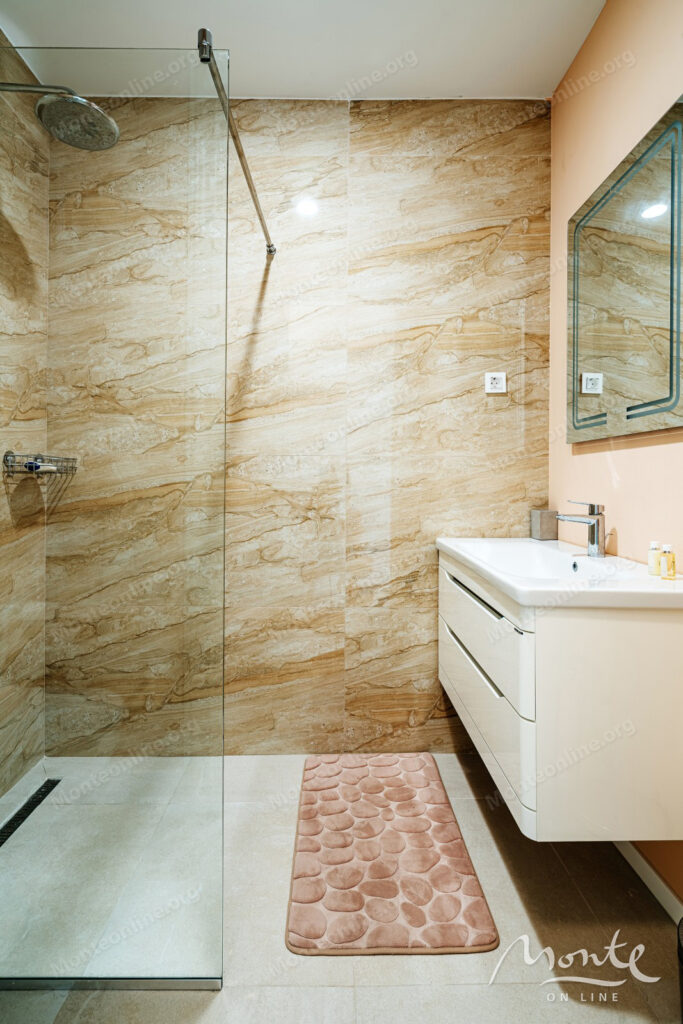 svetlaya kvartira s 2 spalnyami v komplekse skyline resort bechichi 13