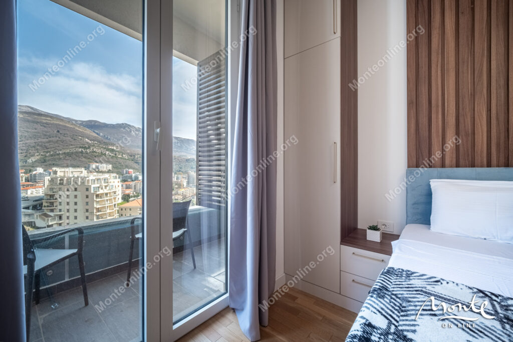 svetlaya kvartira s 2 spalnyami v komplekse skyline resort bechichi 15