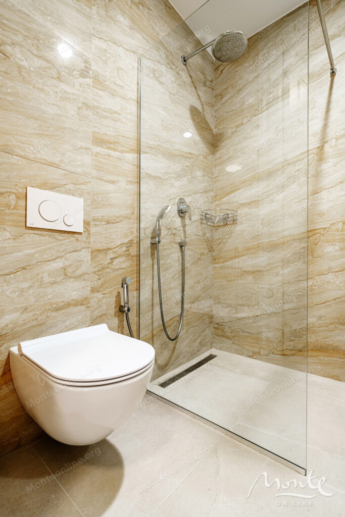 svetlaya kvartira s 2 spalnyami v komplekse skyline resort bechichi 15