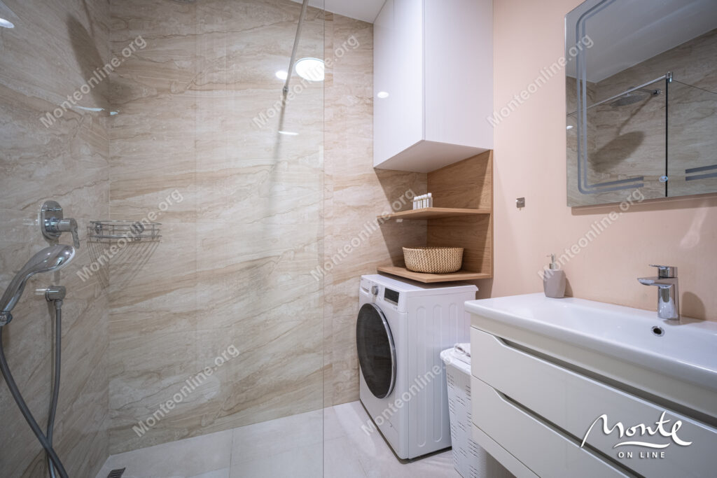 svetlaya kvartira s 2 spalnyami v komplekse skyline resort bechichi 16