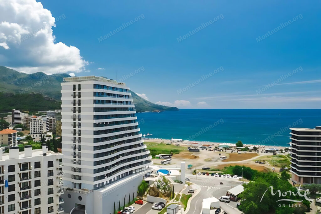 svetlaya kvartira s 2 spalnyami v komplekse skyline resort bechichi 17