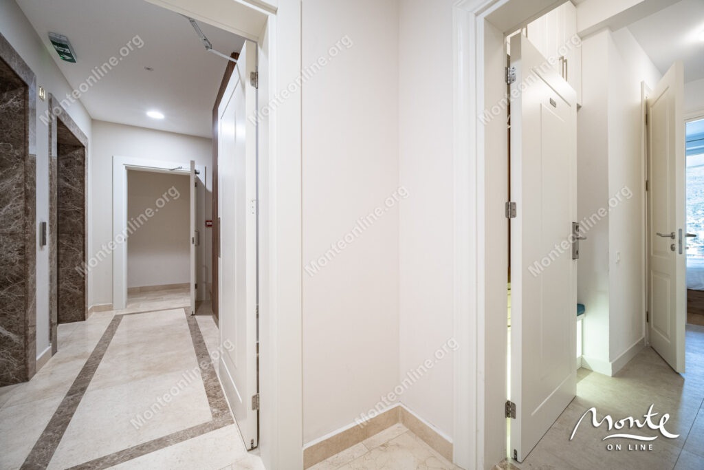 svetlaya kvartira s 2 spalnyami v komplekse skyline resort bechichi 17