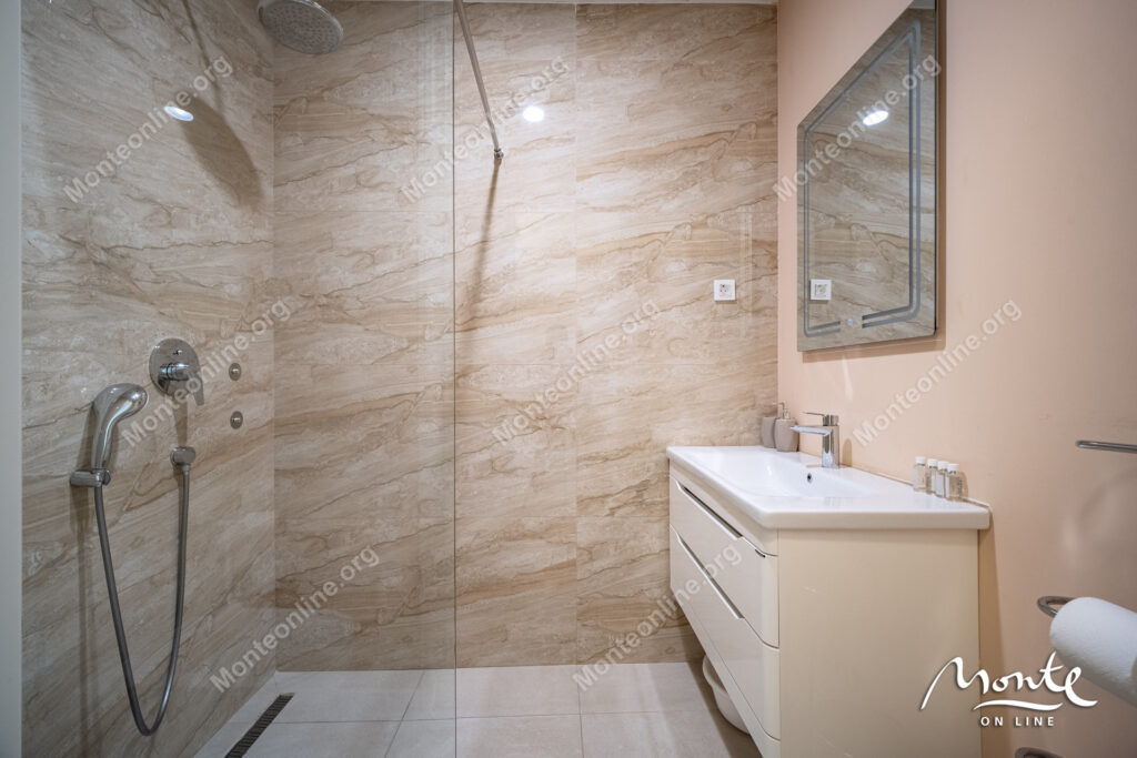 svetlaya kvartira s 2 spalnyami v komplekse skyline resort bechichi 22