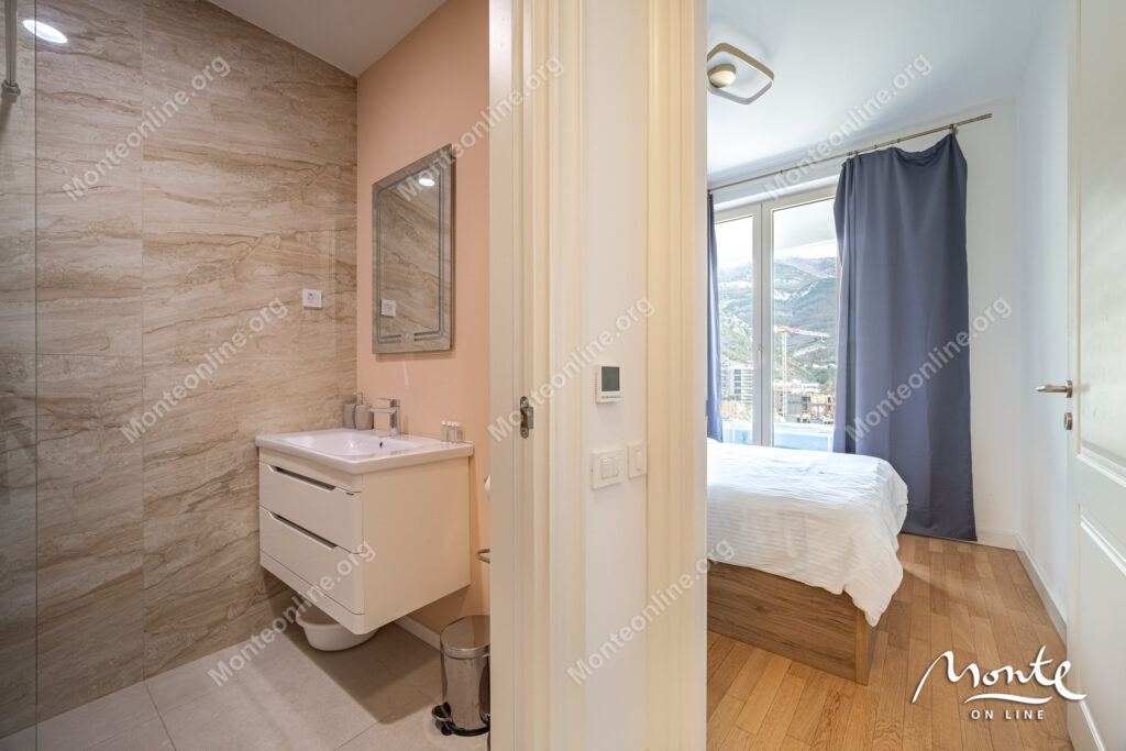 svetlaya kvartira s 2 spalnyami v komplekse skyline resort bechichi 23