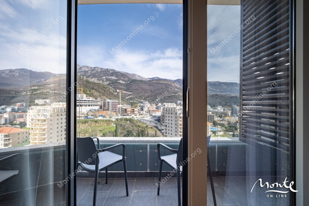 svetlaya kvartira s 2 spalnyami v komplekse skyline resort bechichi 24