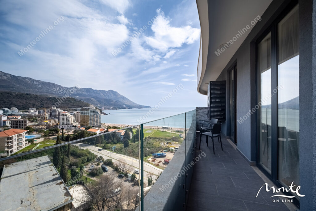 svetlaya kvartira s 2 spalnyami v komplekse skyline resort bechichi 25