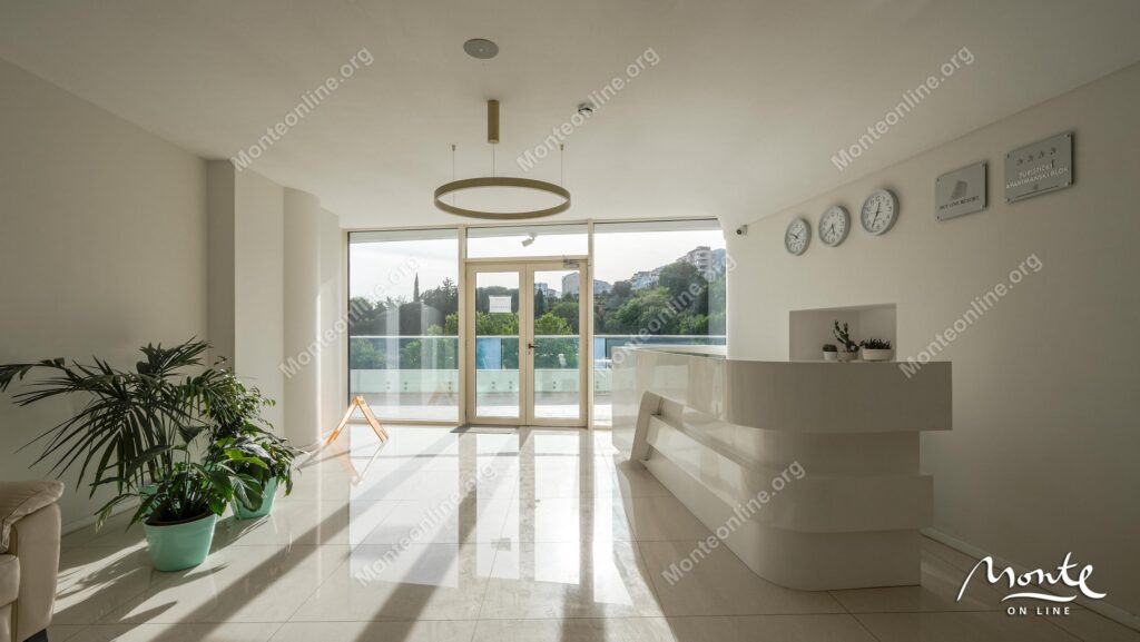 svetlaya kvartira s 2 spalnyami v komplekse skyline resort bechichi 26