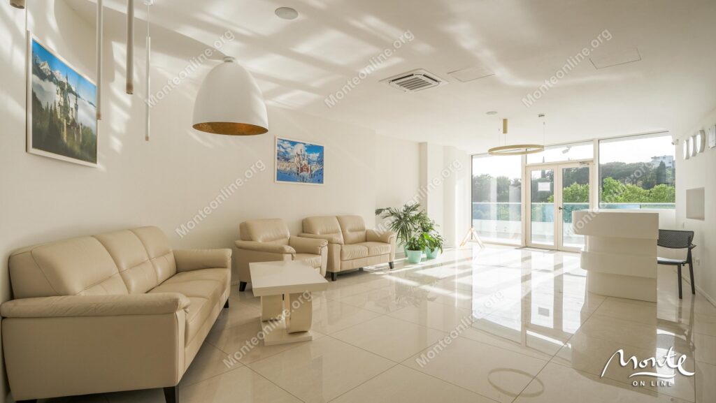 svetlaya kvartira s 2 spalnyami v komplekse skyline resort bechichi 28