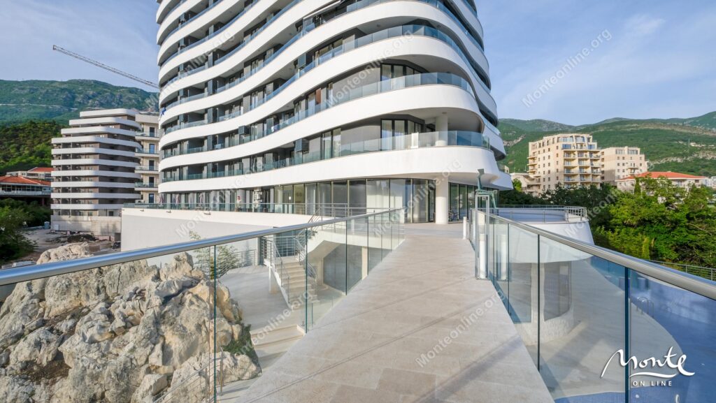 svetlaya kvartira s 2 spalnyami v komplekse skyline resort bechichi 29