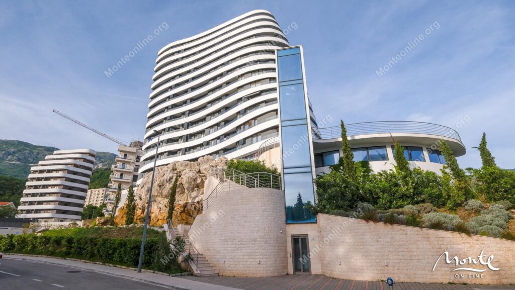 svetlaya kvartira s 2 spalnyami v komplekse skyline resort bechichi 30