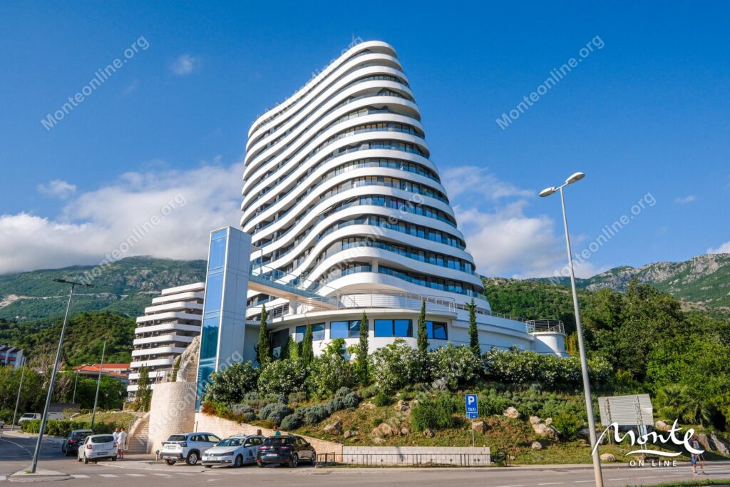 svetlaya kvartira s 2 spalnyami v komplekse skyline resort bechichi 31