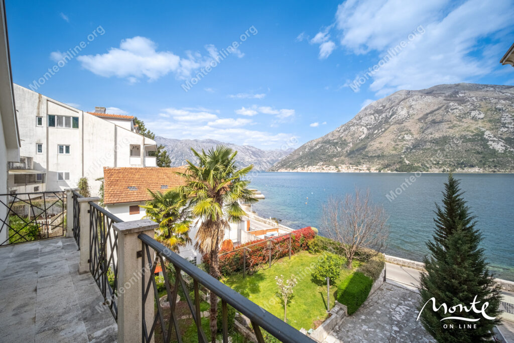 Three-story villa on the first line of the sea with a guest house 01