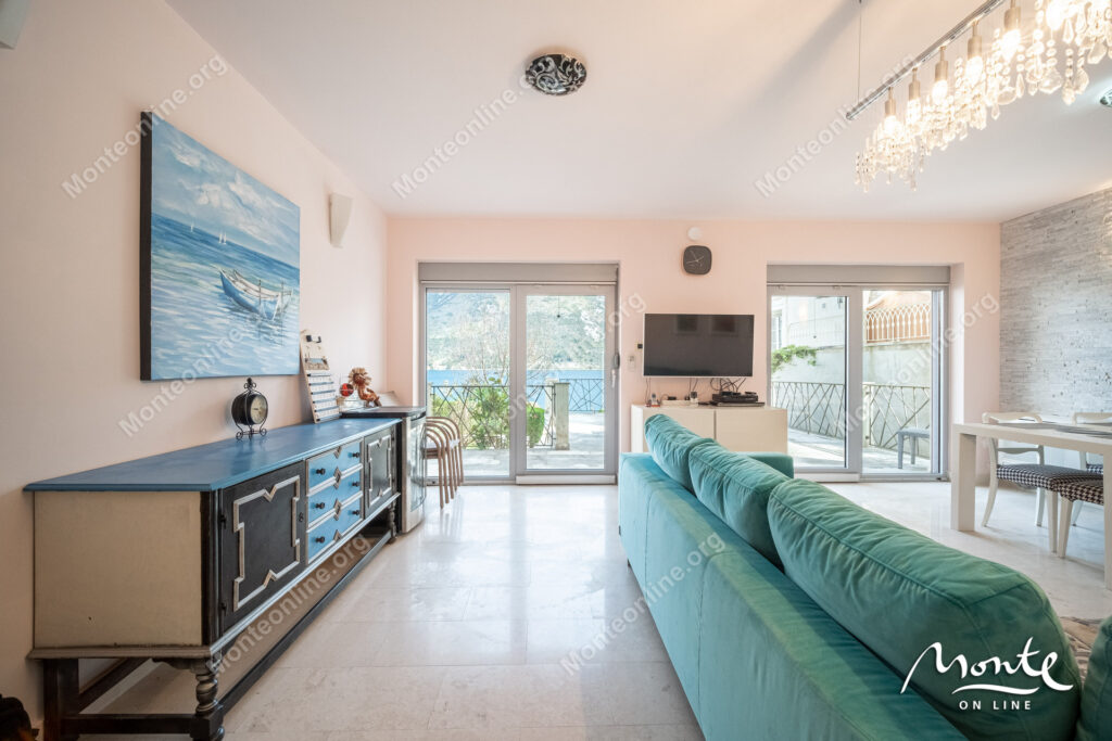 Three-story villa on the first line of the sea with a guest house 02
