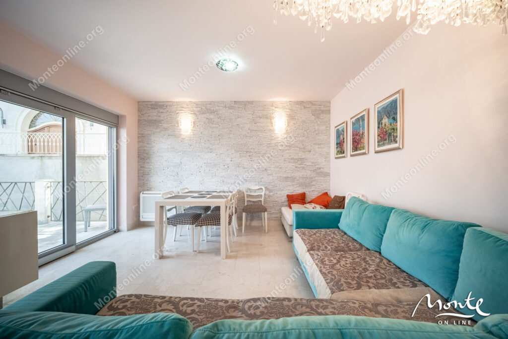 Three-story villa on the first line of the sea with a guest house 03