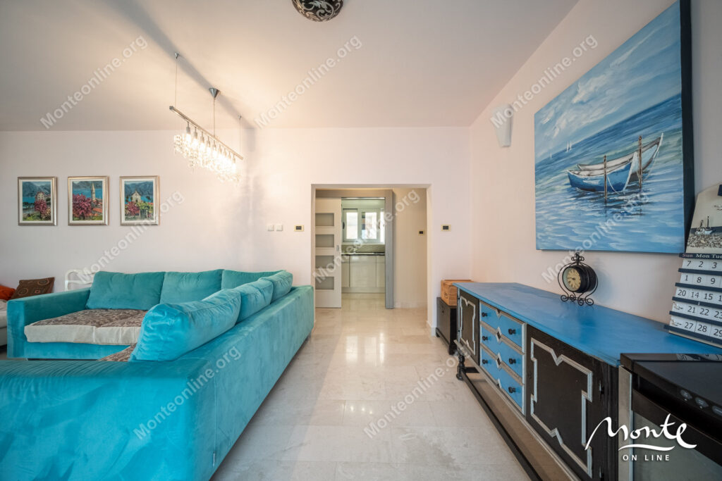 Three-story villa on the first line of the sea with a guest house 04